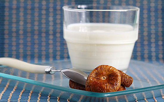 Кипяченое молоко с медом — прекрасное средство от кашля