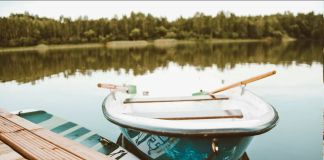 Глэмпинг: Шалаш на берегу озера