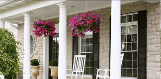 Оформление крыльца цветами