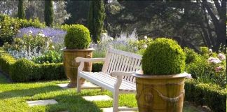 Лавочка в саду