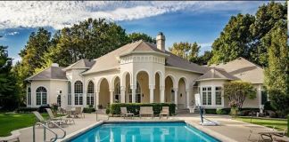 Большой загородный дом: фото