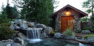 Водопад во дворе частного дома