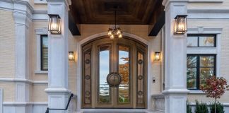 Входная дверь в частный дом